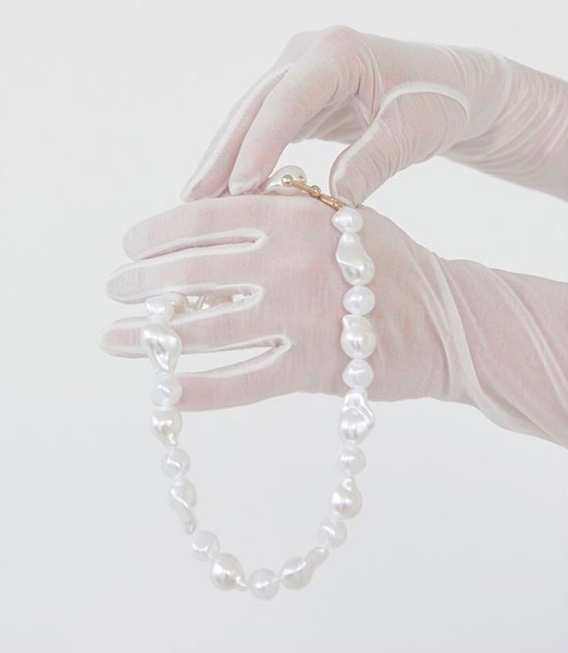 Picture of the hand holding beads